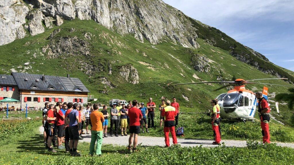 Team Wochendseminargaeste Bergrettung Mit Hubschrauber