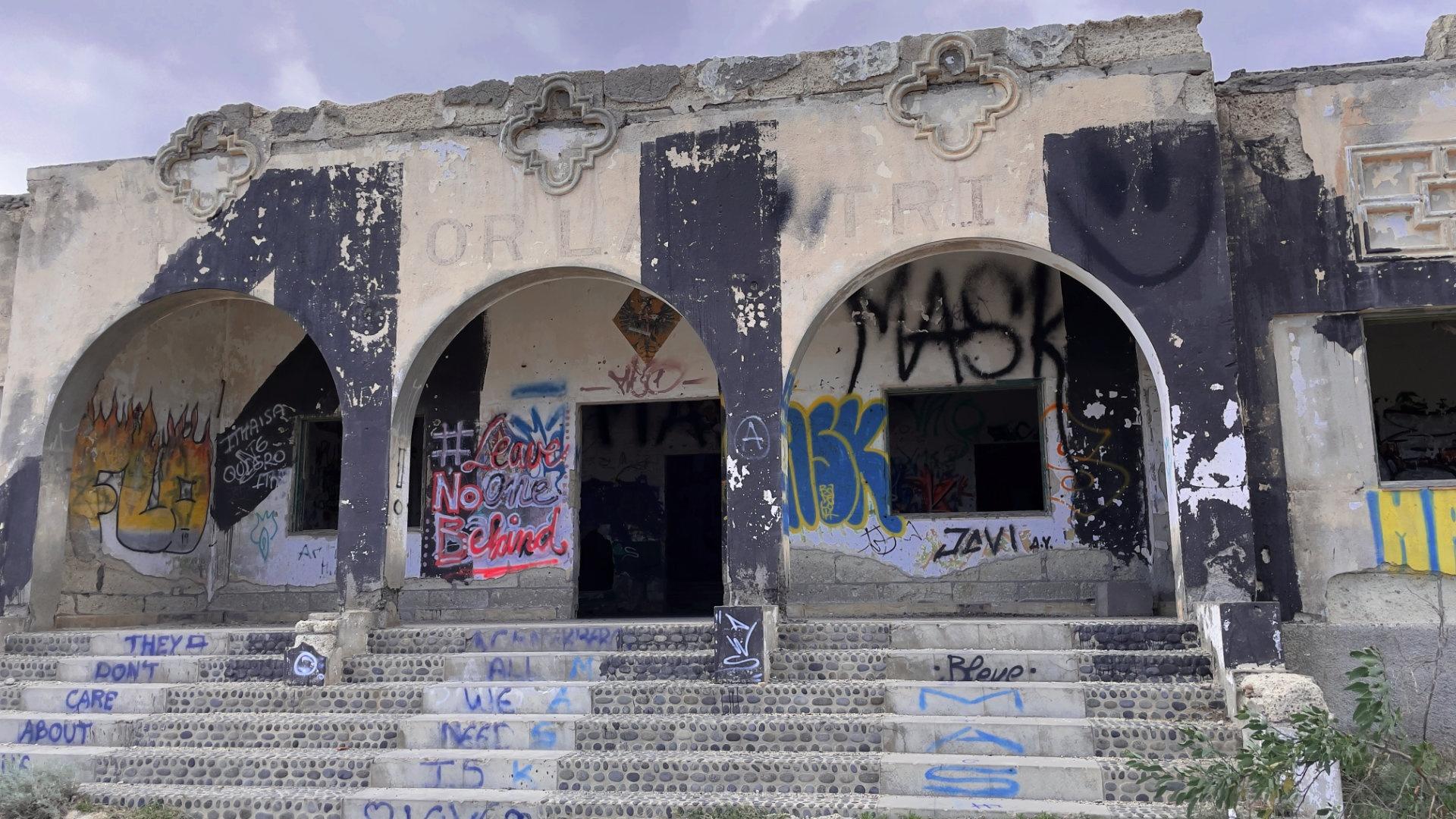 Graffiti auch auf den Treppen in der Geisterstadt Teneriffa gleich neben Abades 