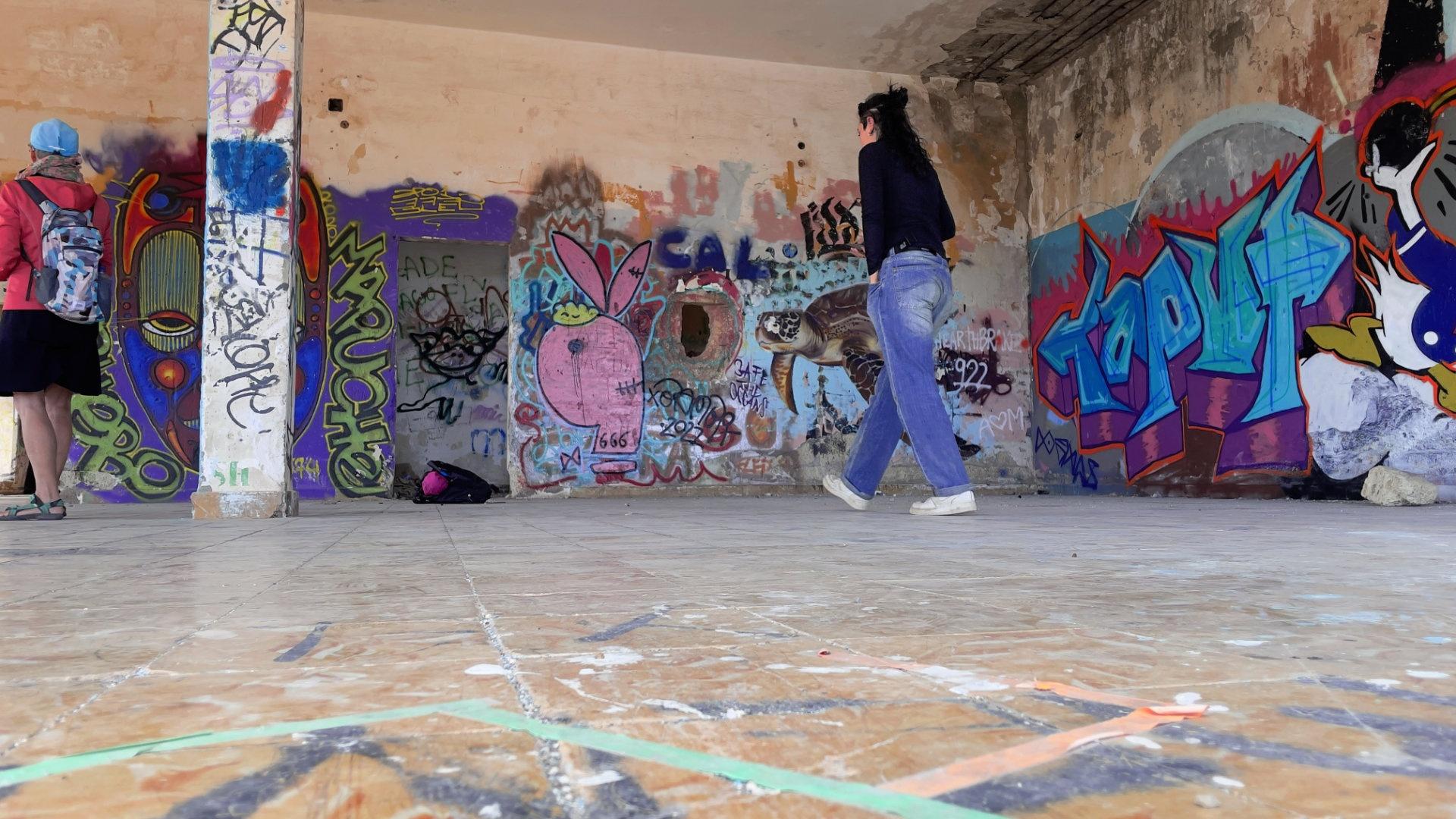 Graffiti Sprayer bewundert eigenes Werk