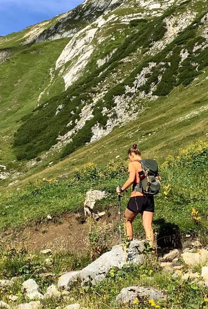 Eine Wanderin wandert durch eine Berglandschaft