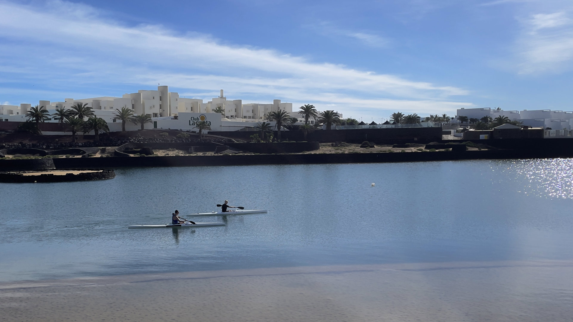 in der Lagune vor dem Club La Santa zwei Paddelboote - speziell für Singlereisen auf Lanzarote
