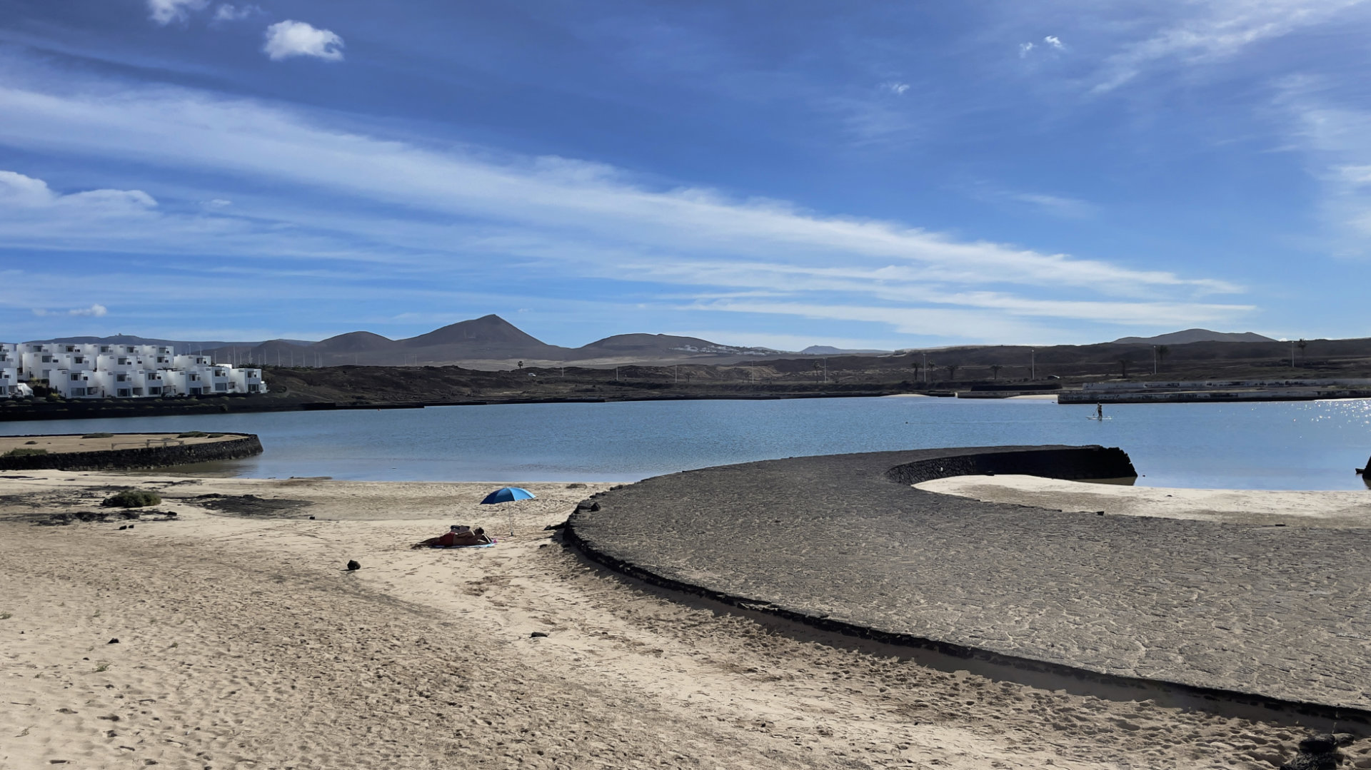 La Isleta - Lagune mit Sandstrand eine Bucht mit Club La Santa für Singlereisen auf Lanzarote