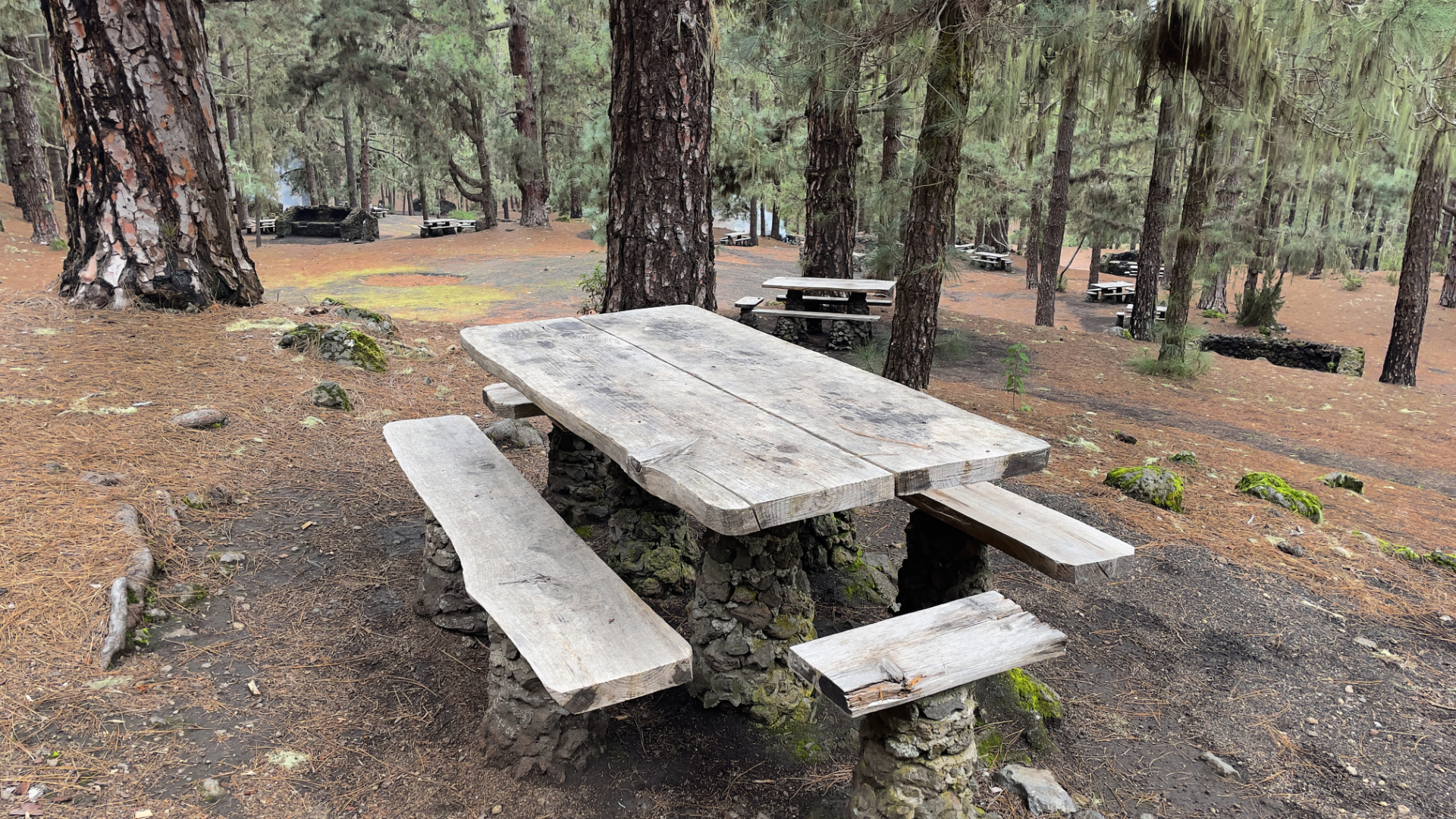 Zona de Acampada Arenas Negras - Tische und Bänke