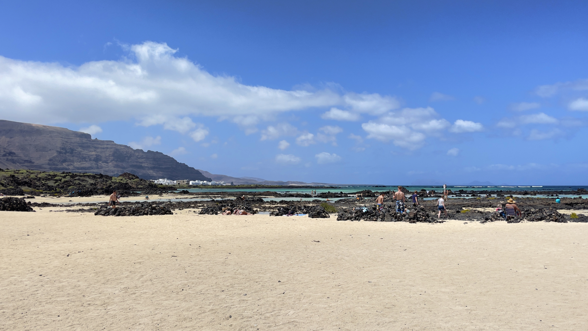 Playa de Caleton Blanco -  Steinburgen schützen vor Wind 