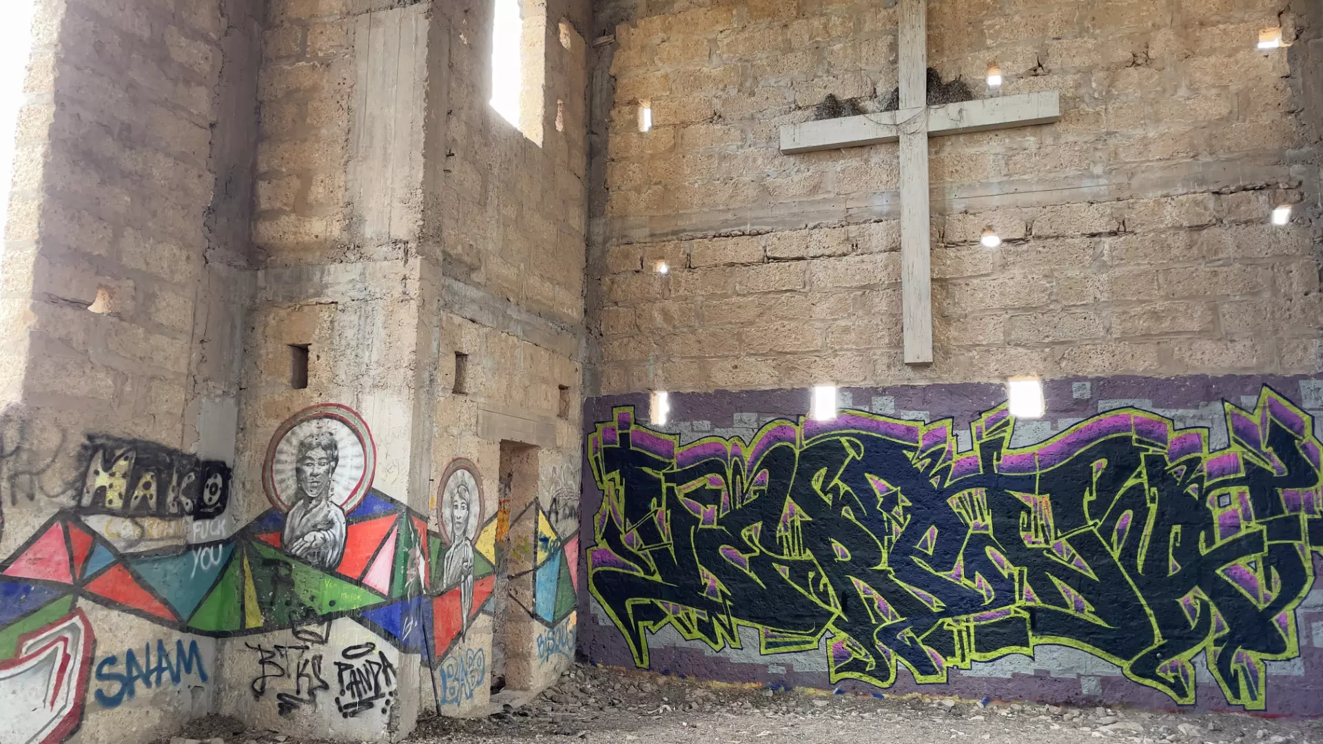 Graffiti in der Kirche, dem bekanntesten Lost Places Teneriffa: Sanatorio de Abona 