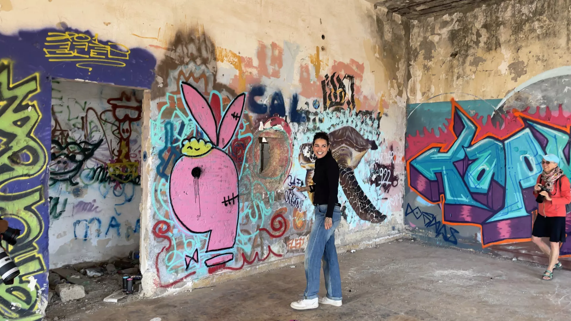 Spass beim Graffiti sprayen für Freunde von den Lost Places Teneriffa gleich neben Abades