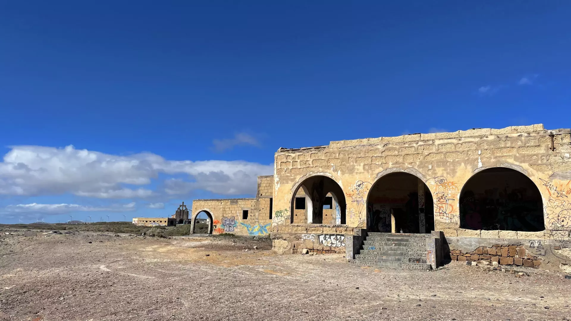 Die Kirche des Sanatorio de Abona  im Hintergrund in der Geisterstadt Teneriffa ist auch von Abades aus zu sehen 