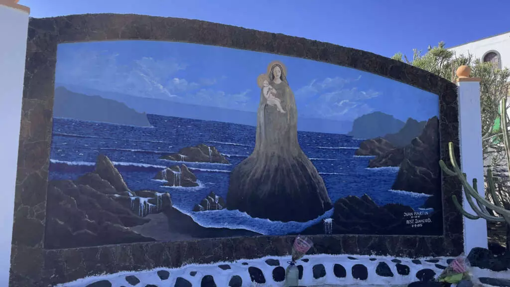 Ein großes Wandgemälde, das Maria mit dem Jesuskind inmitten des Meeres zeigt