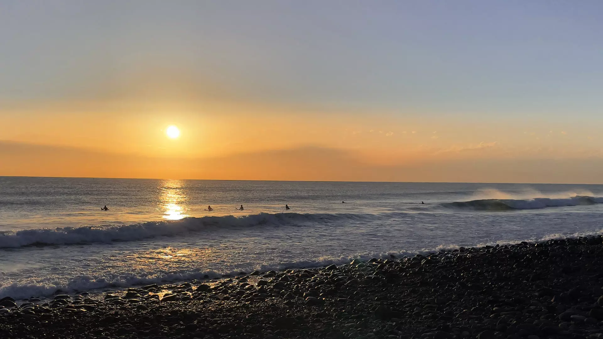 Surfer im Sonnenuntergang